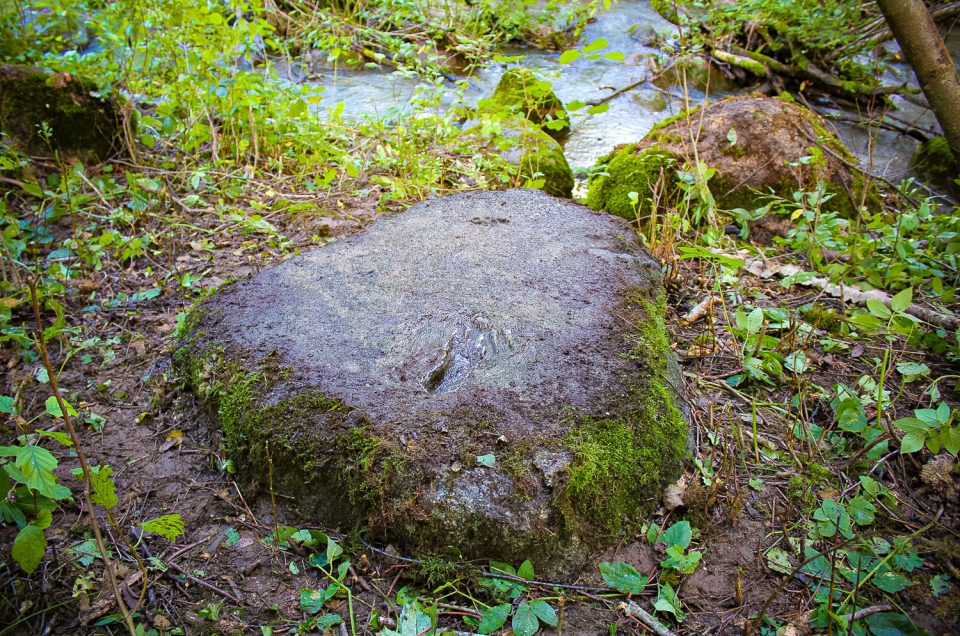 Mežūbulaiši Foot-Print Stone