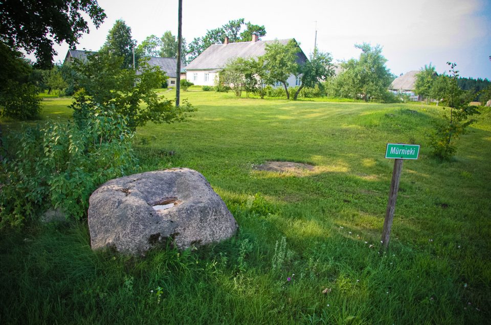 Mūrnieki Hollow Stone