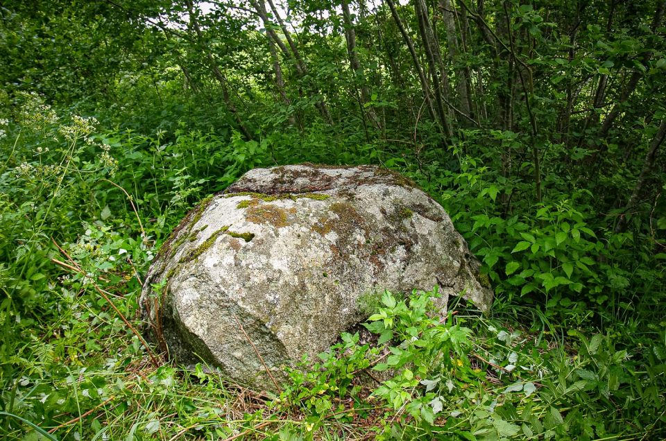 Tauči Stone with a hollow